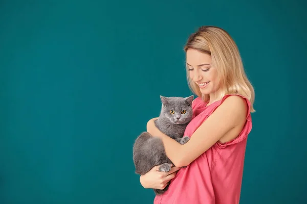 Mujer Joven Con Lindo Gato Mascota Fondo Color — Foto de Stock