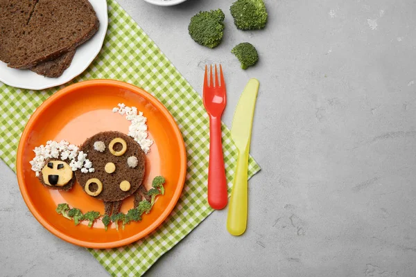 上面ビュー 灰色の背景の子供のための創造的な朝食 — ストック写真