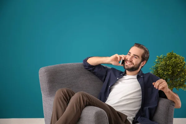 Yakışıklı Adam Evde Rahat Koltukta Otururken Cep Telefonu Üzerinde Konuşurken — Stok fotoğraf
