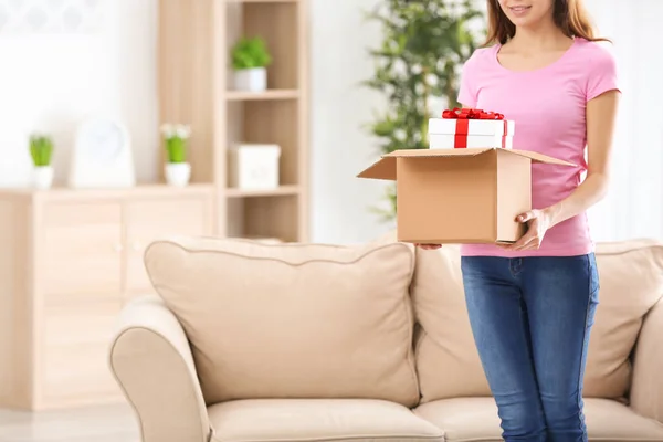 Kvinna fick gåva i skifte box hemma — Stockfoto