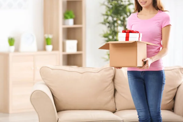 Mujer recibió regalo en la caja de paquetes en casa — Foto de Stock