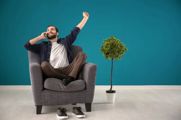 Hombre Guapo Hablando Teléfono Móvil Mientras Está Sentado Cómodo Sillón —  Fotos de Stock