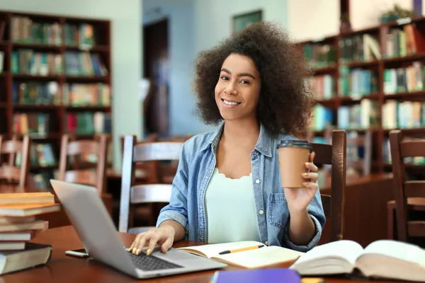 African American Student Met Laptop Studeren Bibliotheek — Stockfoto