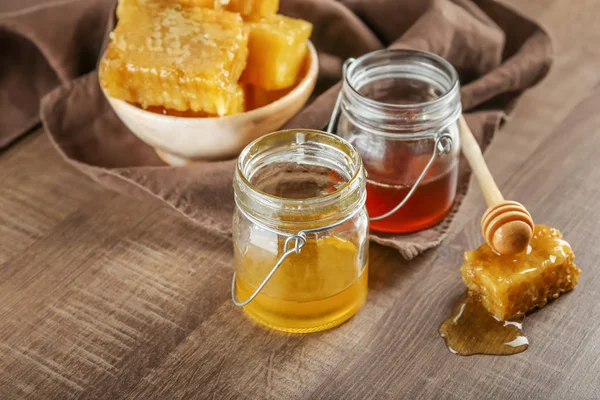 Σύνθεση Γλυκό Μέλι Στο Ξύλινο Τραπέζι — Φωτογραφία Αρχείου