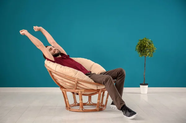 Bonito Homem Relaxante Poltrona Confortável Casa — Fotografia de Stock