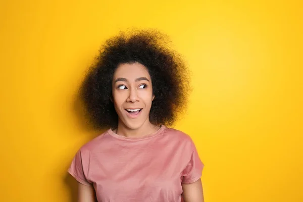 Mulher Afro Americana Atraente Posando Fundo Cor — Fotografia de Stock