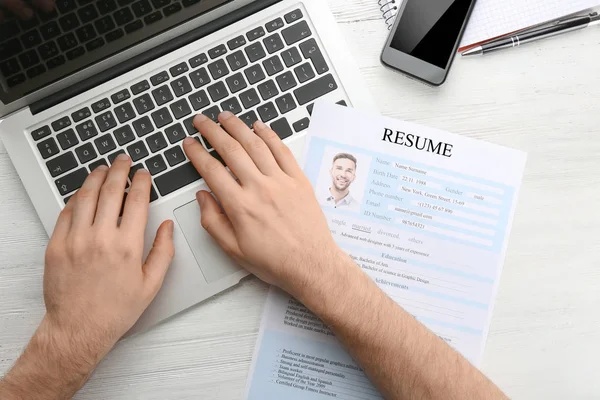 Man Resume Form Using Laptop Table Job Interview Concept — Stock Photo, Image