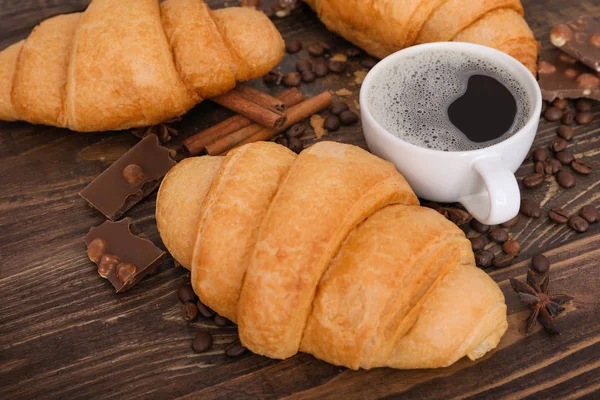 Läckra Croissanter Med Kopp Kaffe Och Choklad Träbord — Stockfoto