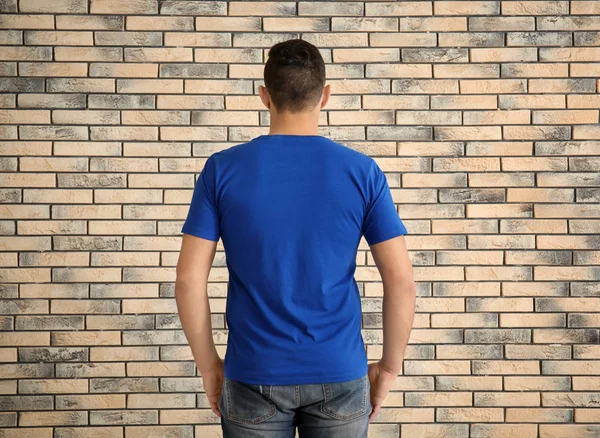 Ung Man Snygg Shirt Tegel Vägg Bakgrund Mockup För Design — Stockfoto