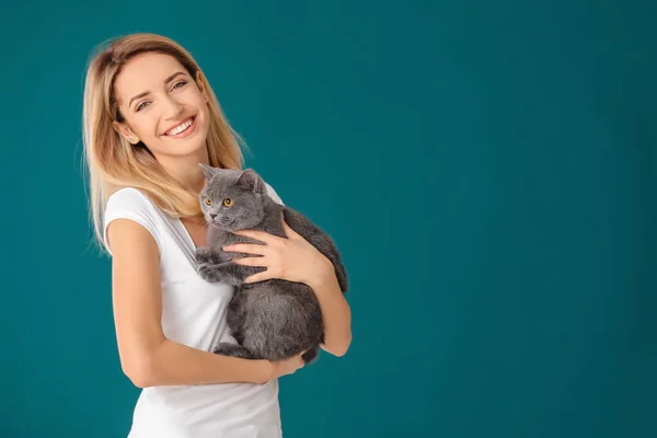 Mujer Joven Con Lindo Gato Mascota Fondo Color — Foto de Stock