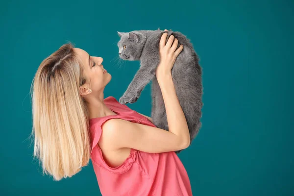 Ung Kvinna Med Söta Husdjur Katt Färgbakgrund — Stockfoto