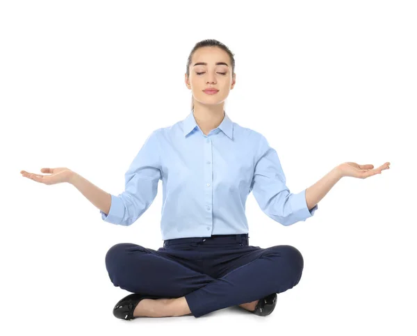 Jovem empresária meditando sobre fundo branco — Fotografia de Stock