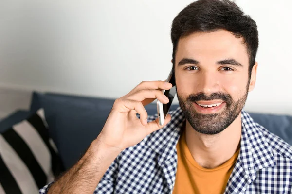 Hombre Joven Hablando Teléfono Móvil Interior — Foto de Stock