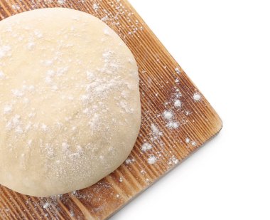 Beyaz arka plan üzerinde çiğ hamur ile ahşap tahta