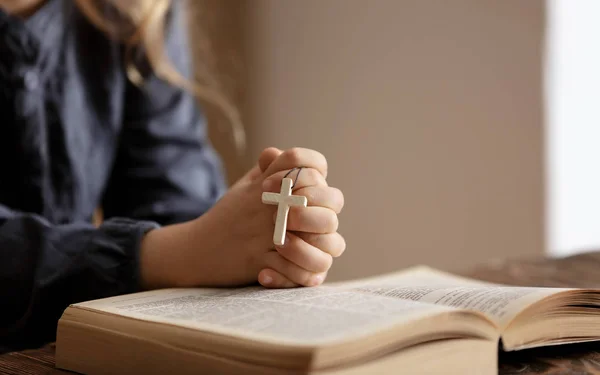 Religiosa Menina Cristã Orando Sobre Bíblia Dentro Casa — Fotografia de Stock