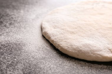 Mutfak masasında, closeup çiğ hamur