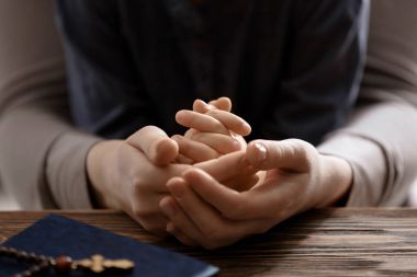 Dini Hıristiyan kız annesi ile kapalı dua
