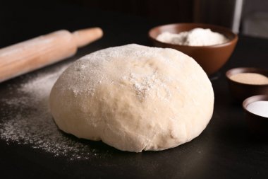 Mutfak masasının üzerinde çiğ hamur