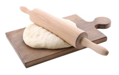 Çiğ hamur ve beyaz arka plan üzerinde oklava ile ahşap tahta