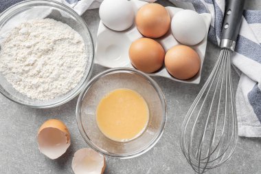 Cam kase ve gri arka plan üzerinde ürünleri