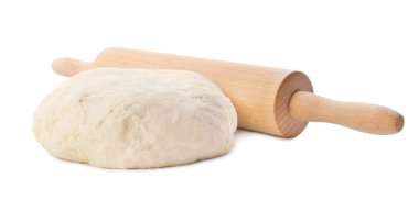 Beyaz arka plan üzerinde oklava ile çiğ hamur