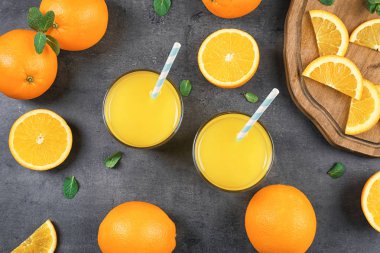 Tablo, üstten görünüm taze portakal suyu ile güzel kompozisyon