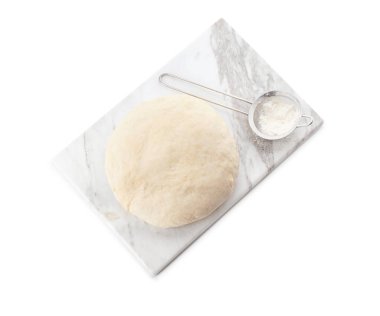 Çiğ hamur ve elek beyaz zemin üzerine kurulu