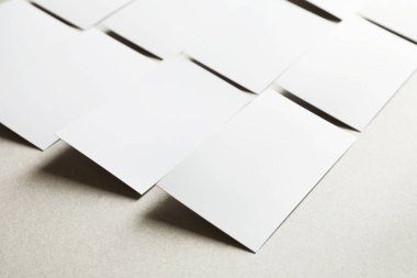 Açık arkaplanda boş kartvizitler