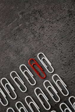 Bir kırmızı küçük gri arka plan üzerinde beyaz olanlar arasında. Fark ve benzersiz kavramı