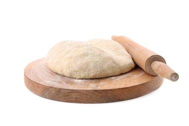 Çiğ hamur ve beyaz arka plan üzerinde oklava ile ahşap tahta