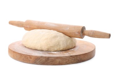 Çiğ hamur ve beyaz arka plan üzerinde oklava ile ahşap tahta