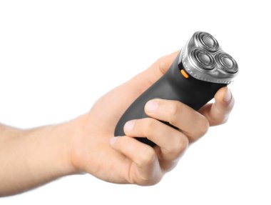 Adam beyaz arka planda tutarak Elektrikli tıraş makinesi