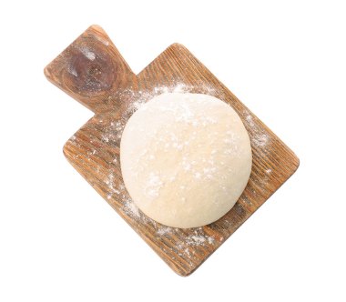 Beyaz arka plan üzerinde çiğ hamur ile ahşap tahta