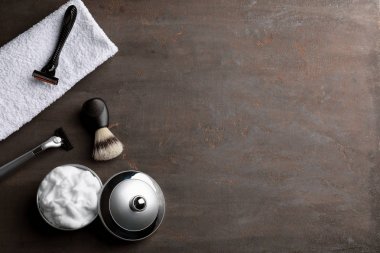 Adam gri arka plan üzerinde için tıraş aksesuarlar