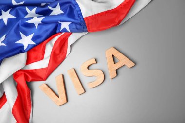 Gri arka plan üzerinde kelime vize ve Amerikan bayrağı