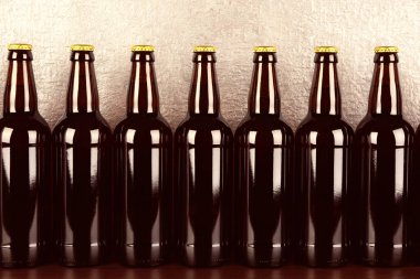 Ahşap masada bira şişeleri