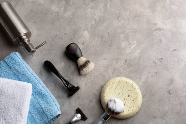 Adam gri arka plan üzerinde için tıraş aksesuarlar