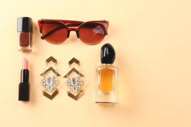Şişe parfüm, Aksesuar ve kozmetik ürünleri renk arka plan üzerinde