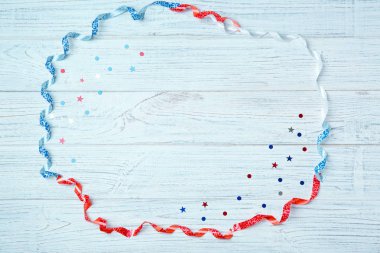 Mavi, kırmızı ve beyaz flamalar ışık arka plan üzerinde. Vatansever Amerikan tatil