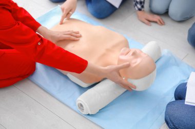 Bir grup insan manken İlkyardım sınıfı üzerinde Cpr pratiği