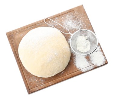 Çiğ hamur ve beyaz arka plan üzerinde elek ile ahşap tahta