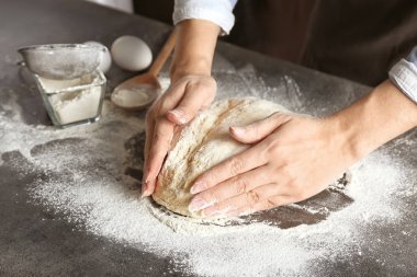 Mutfak masasının üzerinde hamur yoğurma kadın