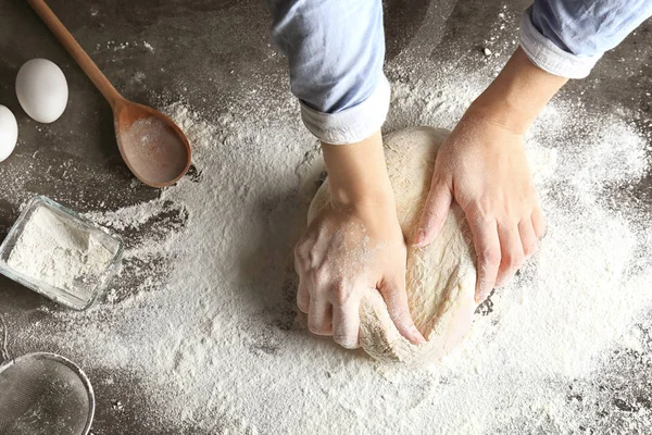 Mulher Amassar Massa Mesa Cozinha — Fotografia de Stock