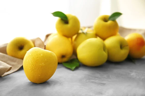 Pommes Jaunes Mûres Sur Table — Photo