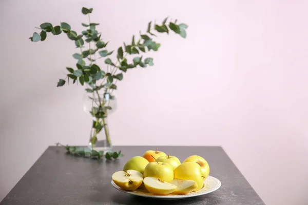 Prato Com Maçãs Amarelas Maduras Mesa — Fotografia de Stock