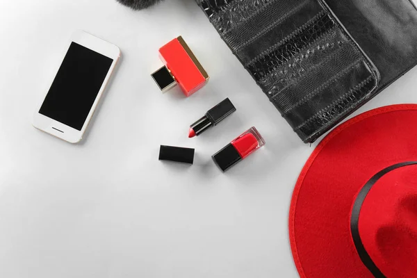 Bouteille Parfum Smartphone Produits Cosmétiques Sur Fond Blanc — Photo