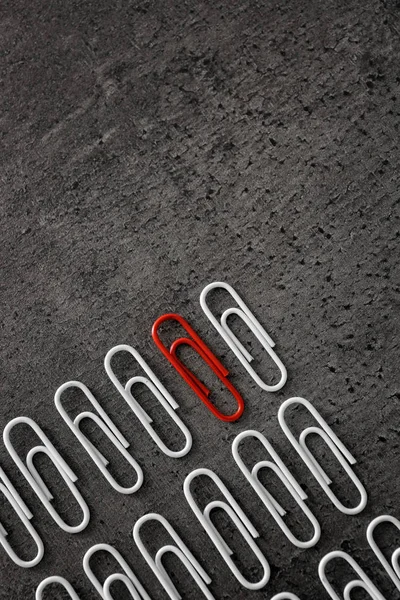 One Red Clip White Ones Gray Background Difference Uniqueness Concept — Stock Photo, Image