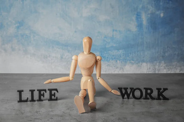 Model Człowieka Siedzi Między Słowa Życie Praca Stole Koncepcja Równowagi — Zdjęcie stockowe