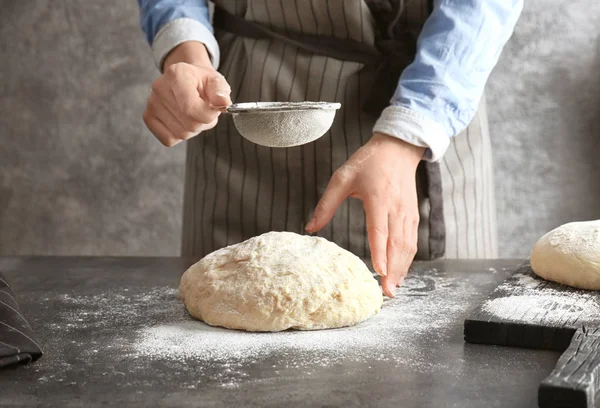 Junge Frau Sieben Mehl Über Teig Auf Tisch — Stockfoto