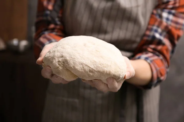 Mujer Joven Sosteniendo Masa Cruda Cocina Primer Plano — Foto de Stock